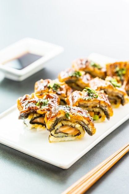 Gegrillte Aal- oder Unagi-Fisch-Sushi-Maki-Rolle mit süßer Soße