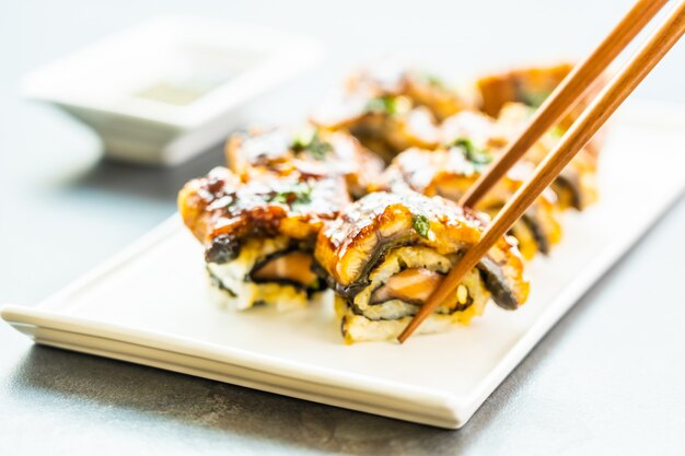 Gegrillte Aal- oder Unagi-Fisch-Sushi-Maki-Rolle mit süßer Soße