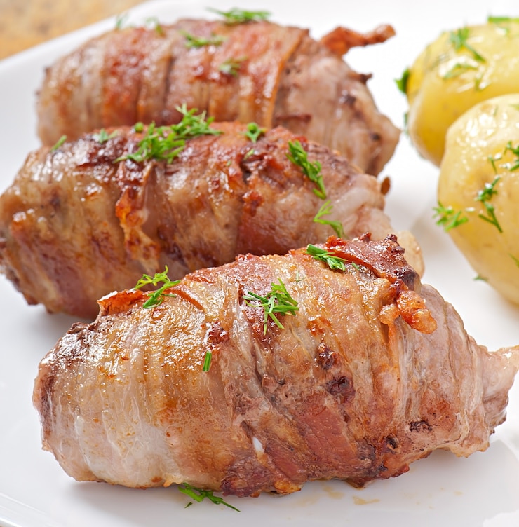 Kostenlose Foto gegrillte fleischröllchen in speckstreifen gewickelt