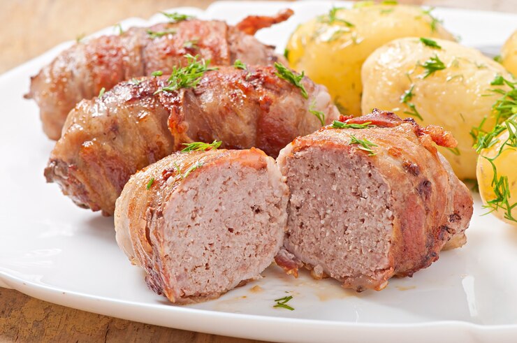 Kostenlose Foto gegrillte fleischröllchen in speckstreifen gewickelt