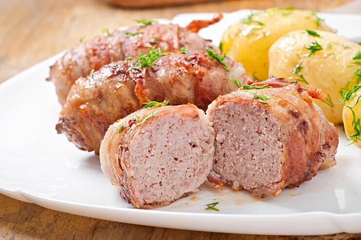 Kostenlose Foto gegrillte fleischröllchen in speckstreifen gewickelt