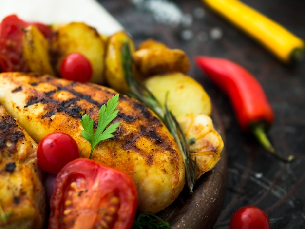 Gegrillte Hähnchenbrust mit Gemüse