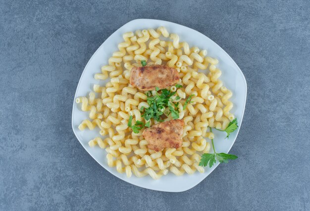 Kostenloses Foto gegrillte hähnchenflügel auf gekochten nudeln.