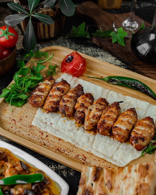 gegrillte Hähnchenschnitzel mit geröstetem Gemüse