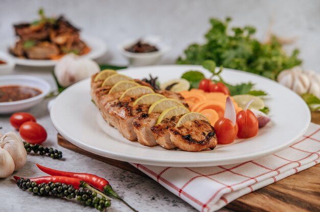 Gegrillte Hähnchenstücke mit Tomaten, Karotten, gebratenem Paprika, roten Zwiebeln, Gurken und Minze.