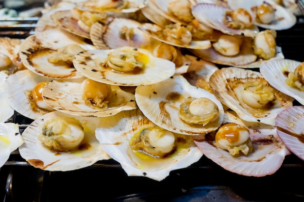 Gegrillte jakobsmuscheln mit butter, knoblauch und petersilie ...