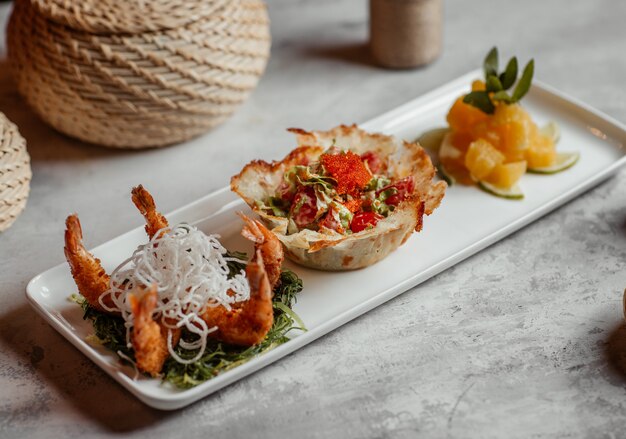 gegrillte Krabben mit Brot Canape gefüllt mit grünem Salat und Ananasscheiben