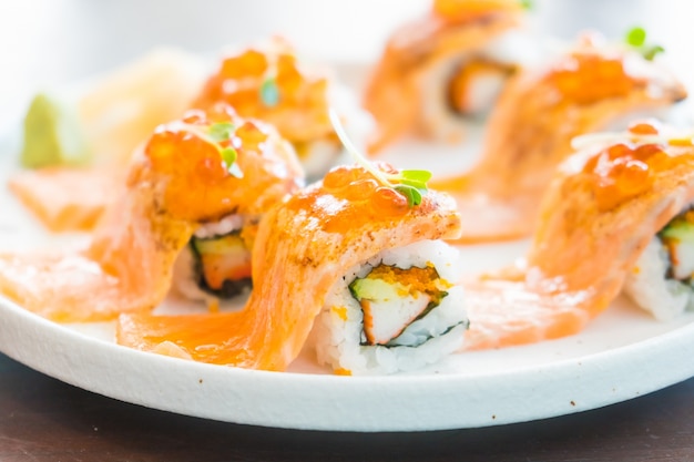 Gegrillte Lachs-Sushi-Rolle