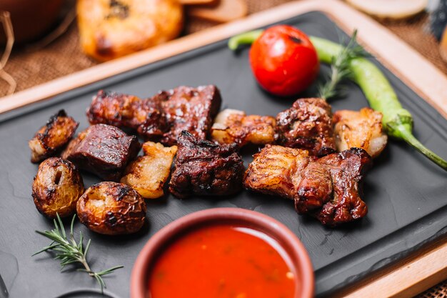 Gegrillte Lamm-Tomaten-Pfeffer-Kartoffel-Rosmarin-Saucen Seitenansicht