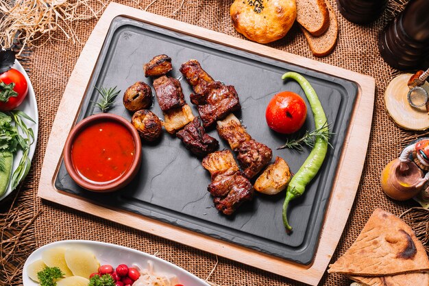 Gegrillte Lamm-Tomaten-Pfeffer-Kartoffelsaucen Draufsicht