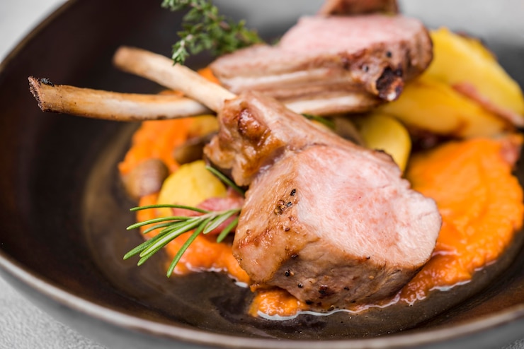 Kostenlose Foto gegrillte lammrippen schließen
