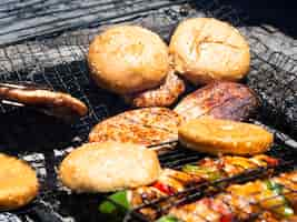 Kostenloses Foto gegrillte pastetchen und hamburger brötchen auf dem grill