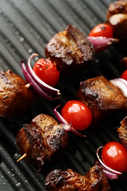 Gegrillte Rindfleisch- und Tomatenspieße