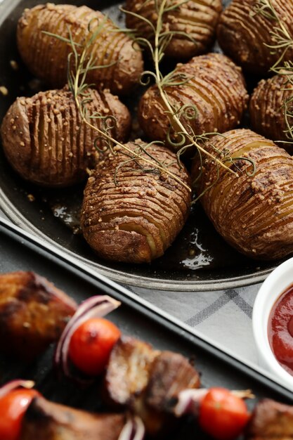 Gegrillte Rindfleisch- und Tomatenspieße