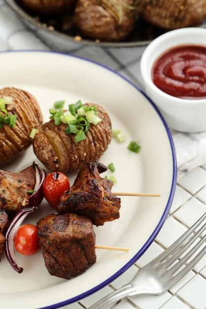 Gegrillte Rindfleisch- und Tomatenspieße