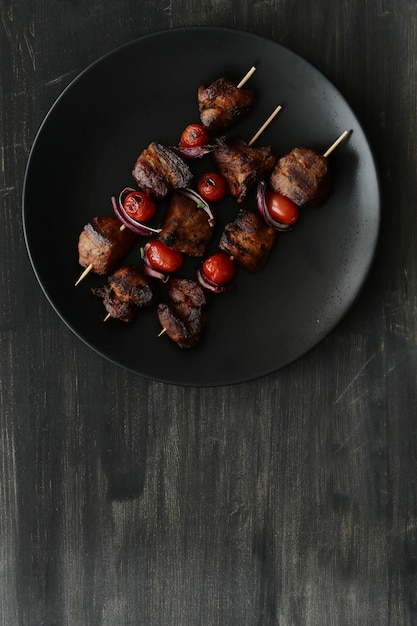 Gegrillte Rindfleisch- und Tomatenspieße