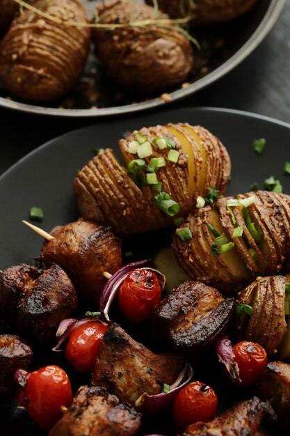 Gegrillte Rindfleisch- und Tomatenspieße