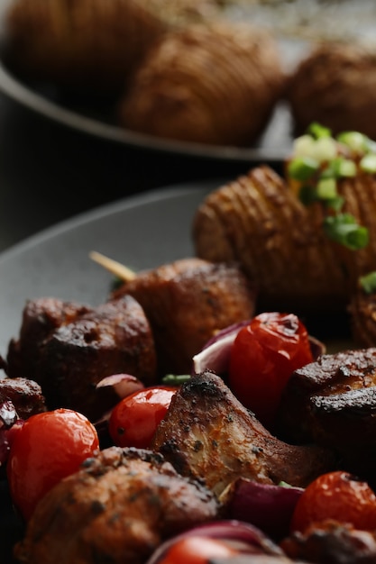 Gegrillte Rindfleisch- und Tomatenspieße