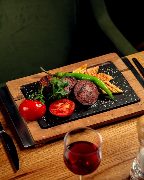 Gegrillte Wurst mit Brot, gegrilltem Pfeffer und Tomate