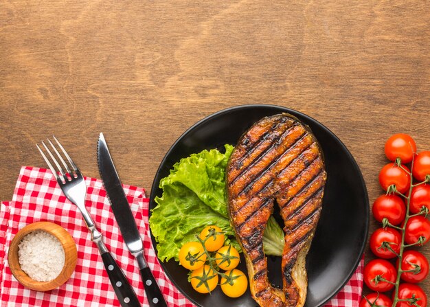 Gegrillter Fisch mit Salat über der Ansicht