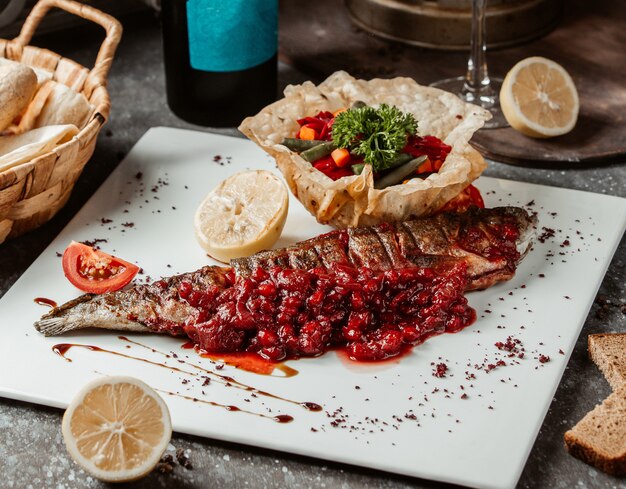 Gegrillter Fisch serviert mit Gemüsesalat in Fladenbrotkruste