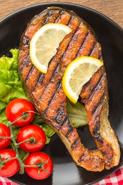 Gegrillter Fisch von oben mit Zitronenscheiben