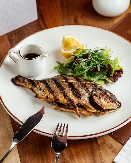 gegrillter grüner Salat der Fischperücke und Seitenansicht der Granatapfelsauce