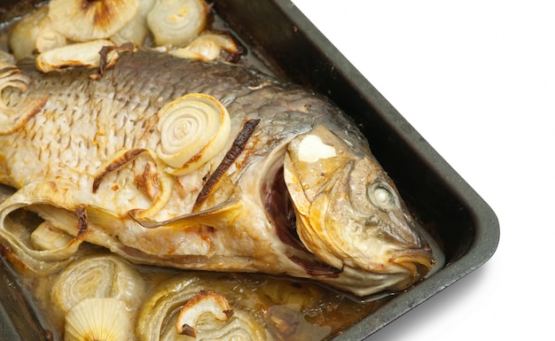 Gegrillter Karpfenfisch auf dem Kochgeschirr