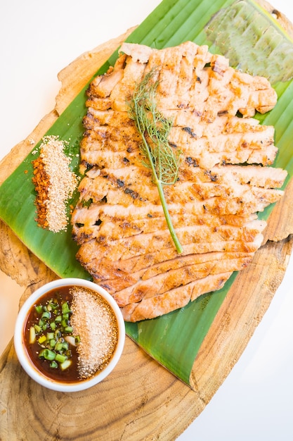 Gegrillter Nackenfleisch Schweinefleisch mit würziger Sauce