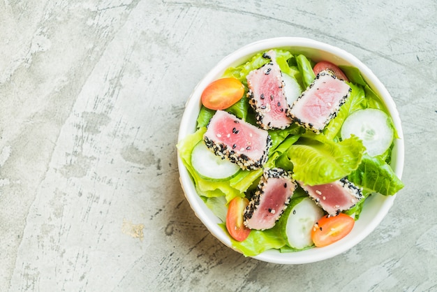 Gegrillter Thunfischsalat in der weißen Schüssel - gesundes Lebensmittel