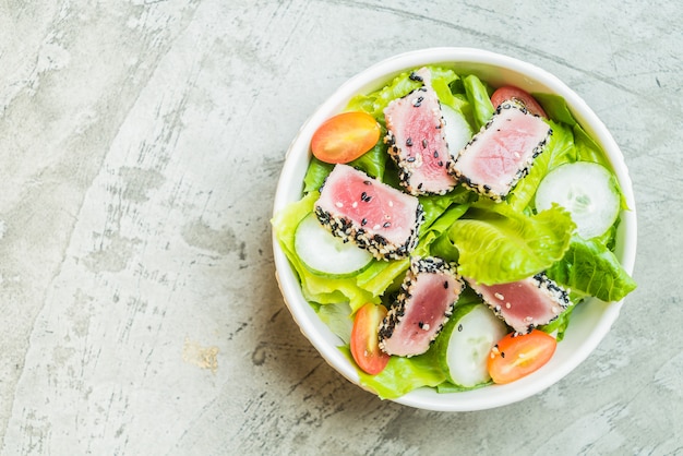 Gegrillter Thunfischsalat in der weißen Schüssel - gesundes Lebensmittel