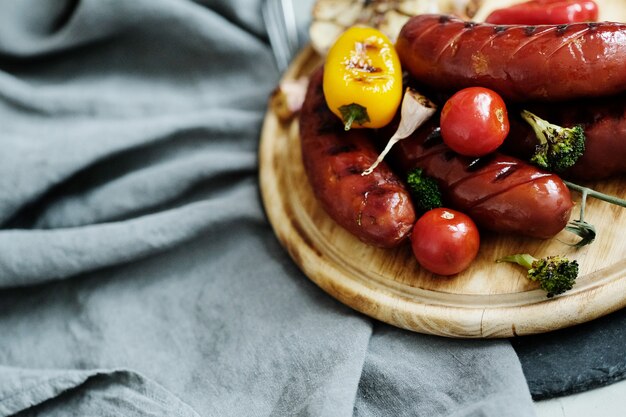 Gegrilltes Essen auf Holzbrett