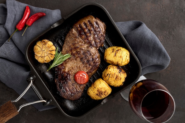 Kostenlose Foto gegrilltes fleisch mit gemüse und wein