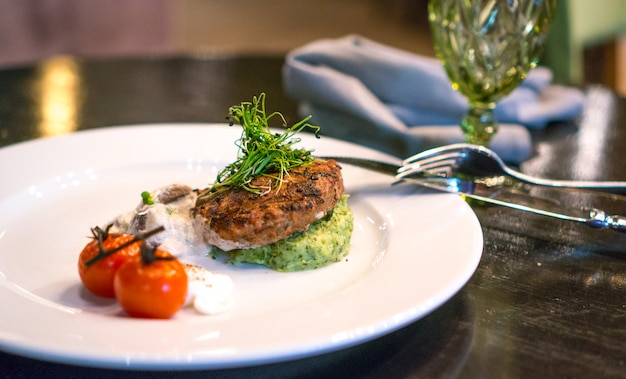 Gegrilltes Fleisch mit Gemüse verziert