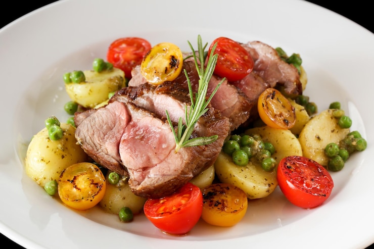 Kostenlose Foto gegrilltes fleisch mit gemüse