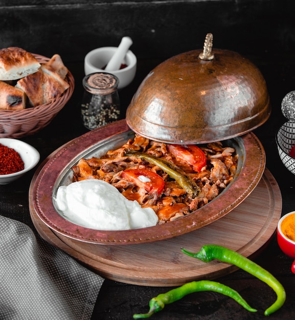 Kostenloses Foto gegrilltes fleisch und gemüse mit joghurt in einer pfanne.