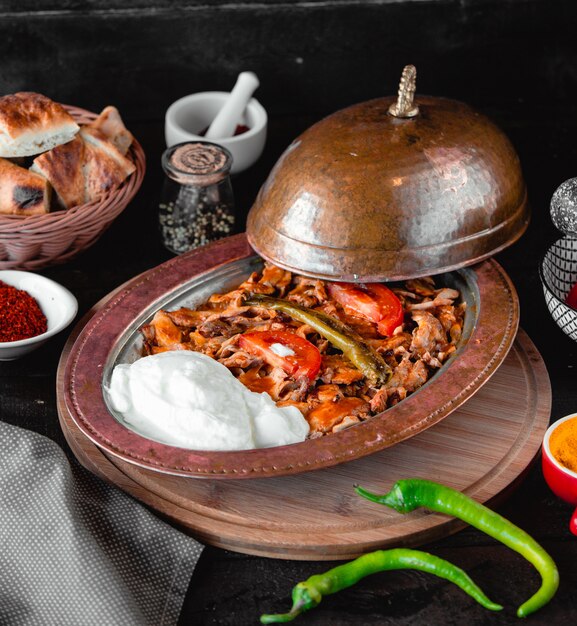 Gegrilltes Fleisch und Gemüse mit Joghurt in einer Pfanne.