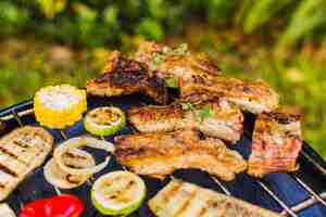 Kostenloses Foto gegrilltes gemüse und fleisch draußen auf picknick