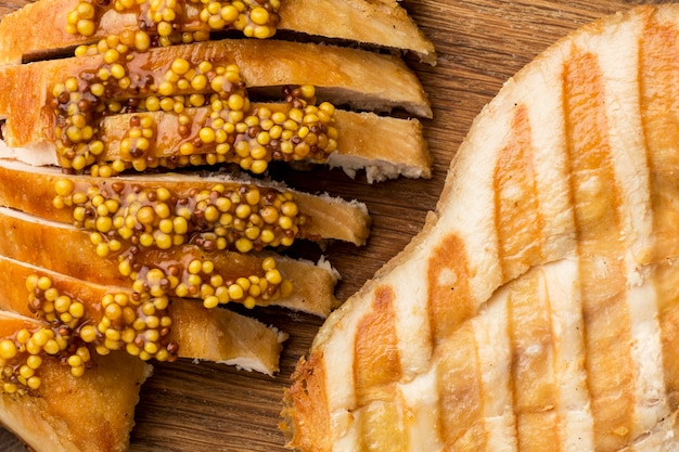 Kostenloses Foto gegrilltes hähnchen mit dijon-senf flach legen