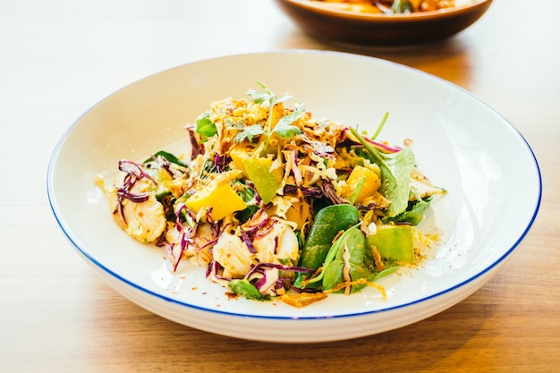 Kostenloses Foto gegrilltes hähnchen mit gemüsesalat