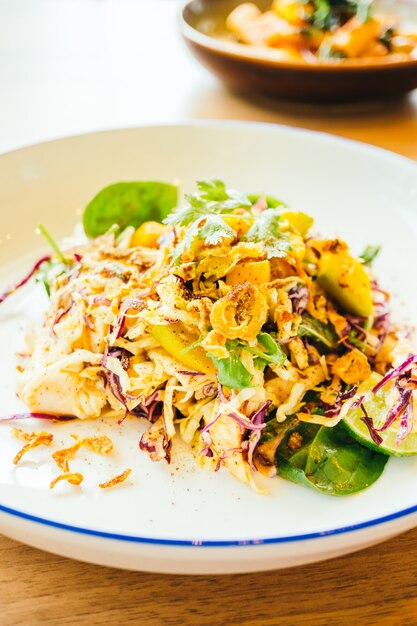 Gegrilltes Hähnchen mit Gemüsesalat