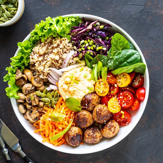 Gegrilltes Hähnchen, Reis, würzige Kichererbsen, Avocado, Kohl, Pfeffer in Buddha-Schale