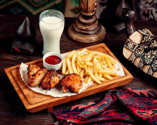 Gegrilltes Hähnchen und Pommes mit Ketchup