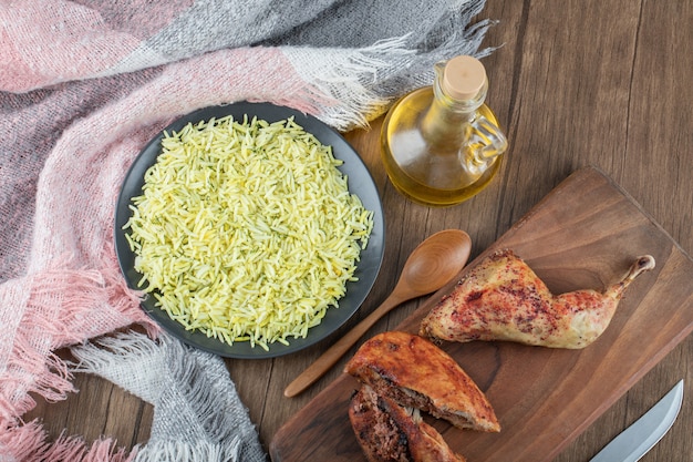 Gegrilltes Hähnchen und Reisteller auf Holztisch