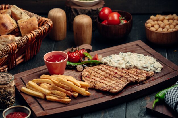 Gegrilltes Hähnchenfilet mit cremiger Pilzsauce, Pommes und Ketchup