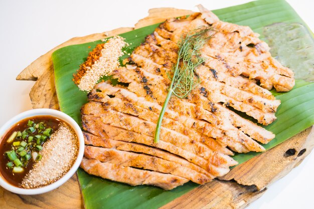 Gegrilltes Halsfleischschweinefleisch mit würziger Soße