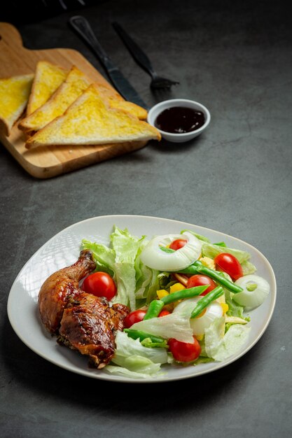 Gegrilltes Hühnersteak und Gemüse auf dunklem Hintergrund