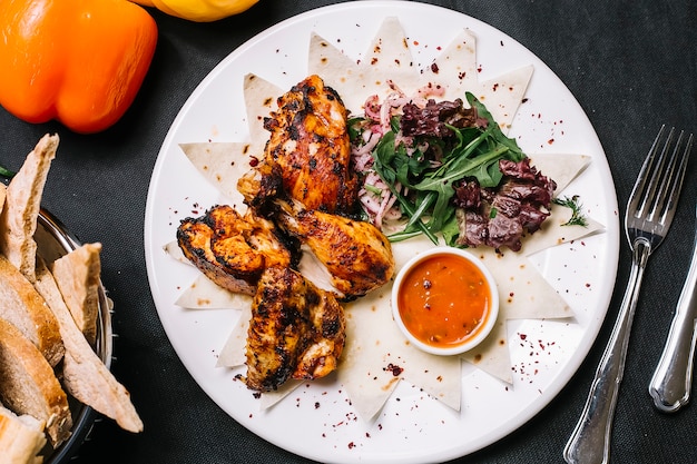 Gegrilltes Huhn auf Lavash Zwiebelgrün Rucola Sumakh Draufsicht