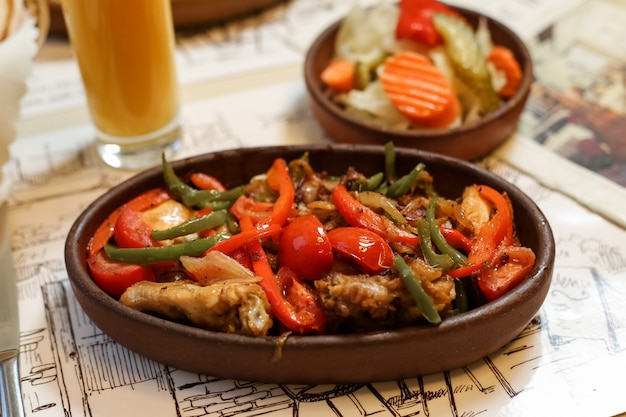 Gegrilltes Huhn mit Gemüse-Paprika-Tomaten-Zwiebelbohnen-Seitenansicht