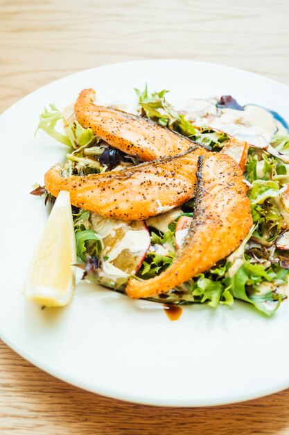 Gegrilltes Lachsfiletfleisch mit Gemüsesalat